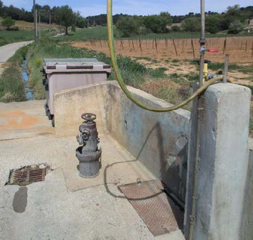 Près du vallon du Réal, une station de lavage public permet aux exploitants de nettoyer leur matériel. L’eau qui coule aux abords se teinte de temps à autre d’un bleu fluorescent. Photo Le DL/B.T.