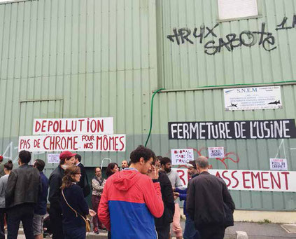 Des riverains et des parents d’élèves devant la Snem